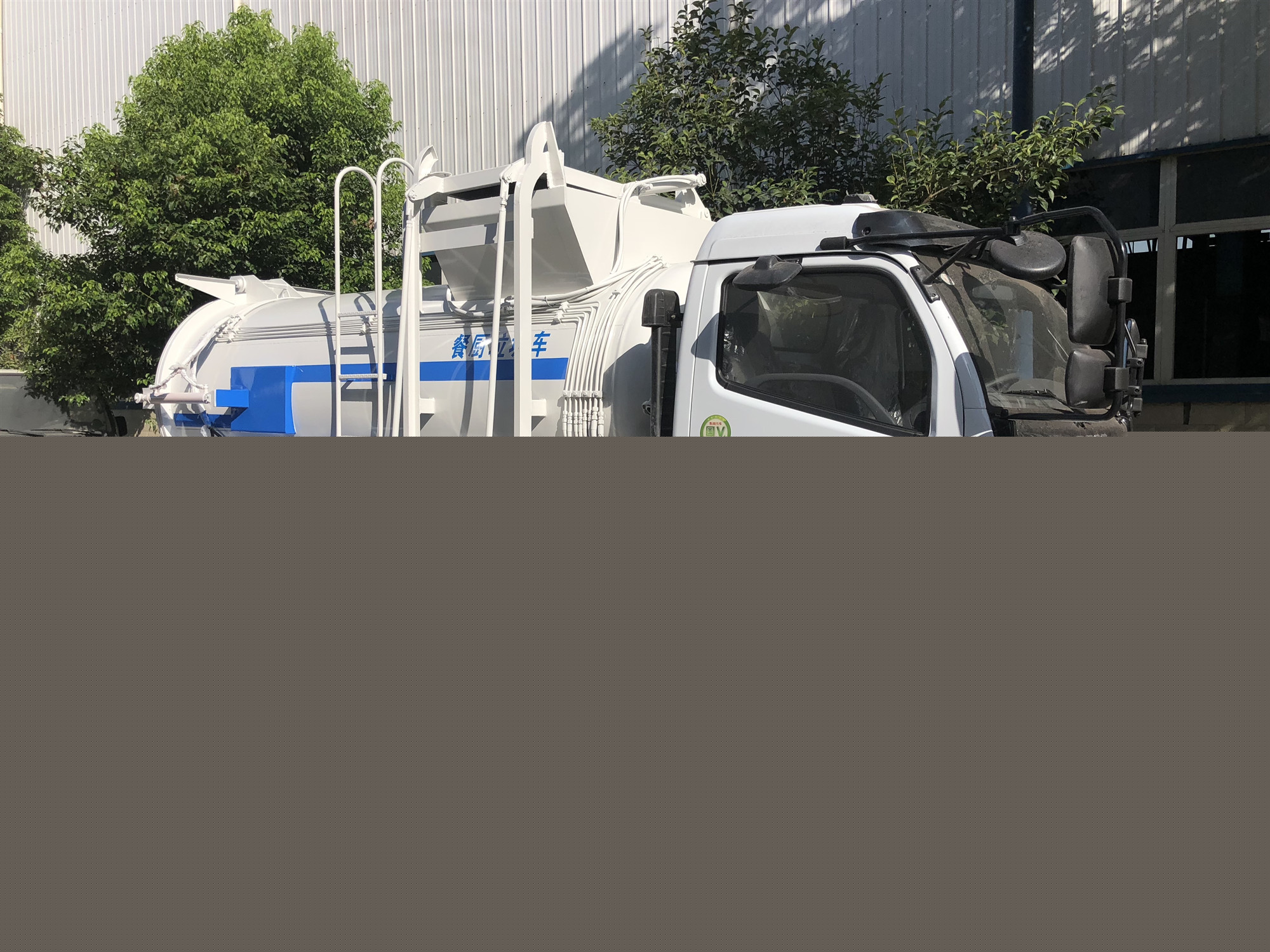東風(fēng)大多利卡6-7方餐廚垃圾車